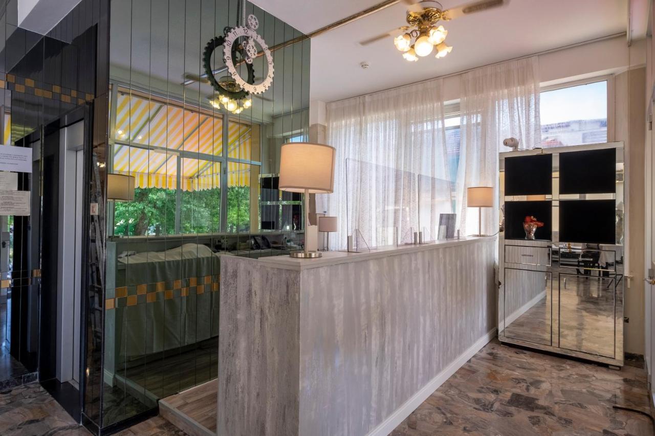 Hotel Giumer ริมินี ภายนอก รูปภาพ