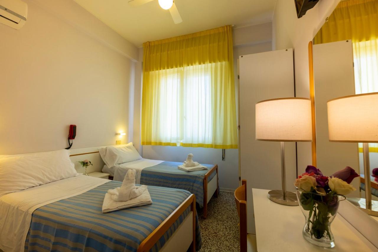 Hotel Giumer ริมินี ภายนอก รูปภาพ