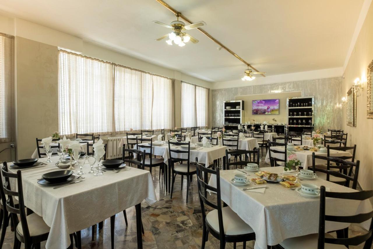 Hotel Giumer ริมินี ภายนอก รูปภาพ