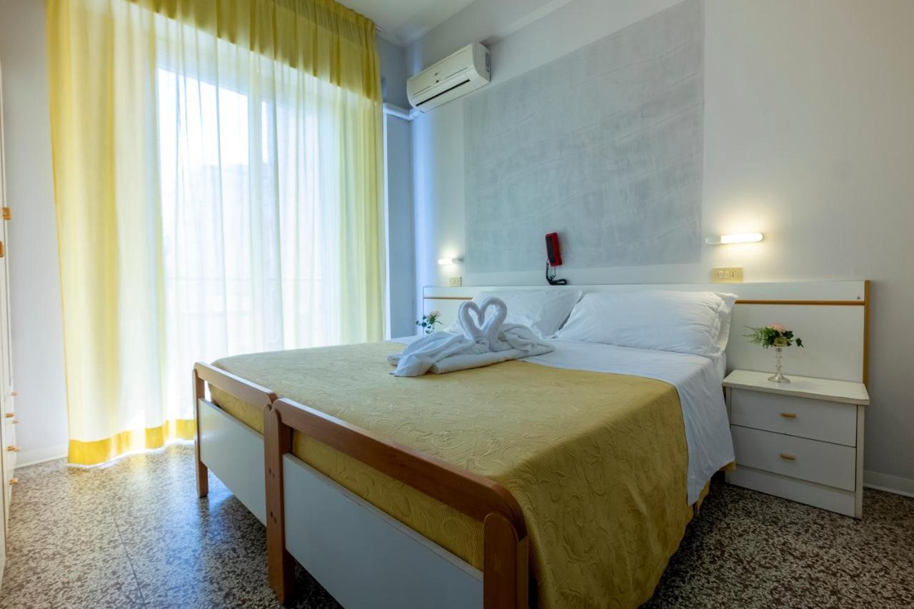 Hotel Giumer ริมินี ภายนอก รูปภาพ