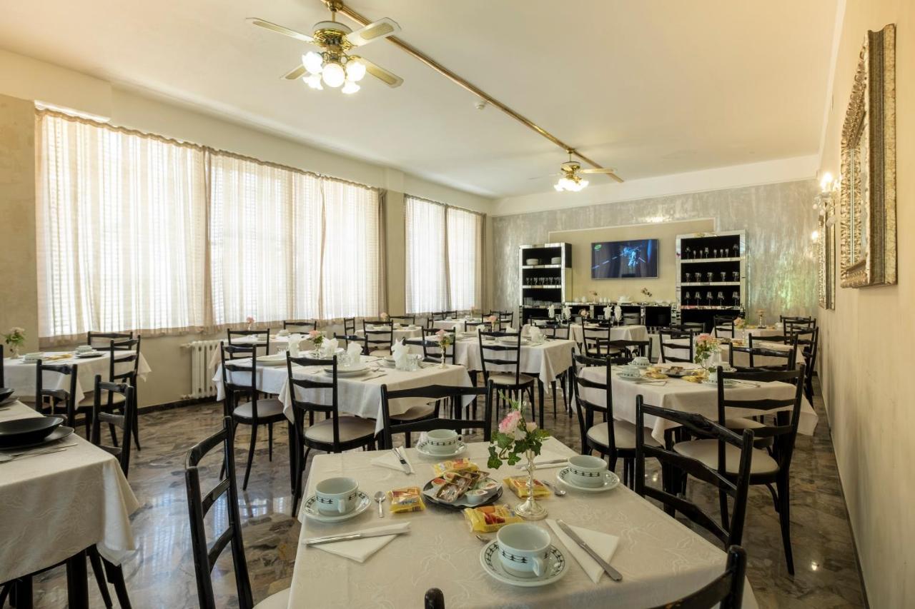 Hotel Giumer ริมินี ภายนอก รูปภาพ