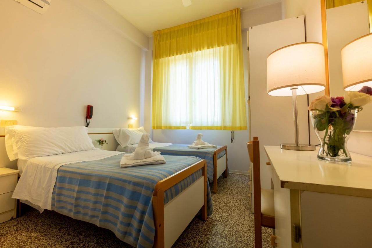 Hotel Giumer ริมินี ภายนอก รูปภาพ
